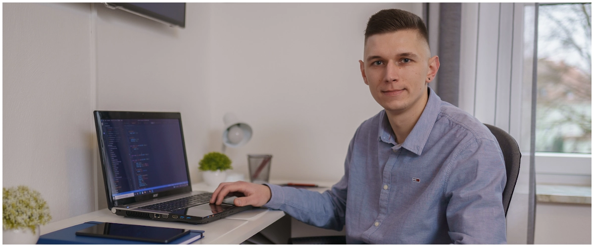 Slider Alex Velitchko Computerhilfe Porträt am Arbeitsplatz